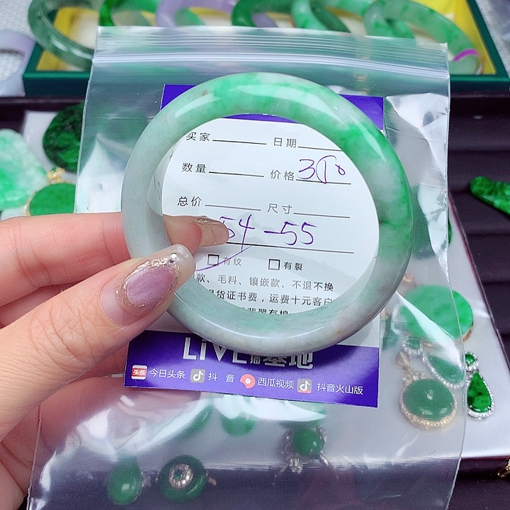 翡翠手镯未镶嵌翡翠