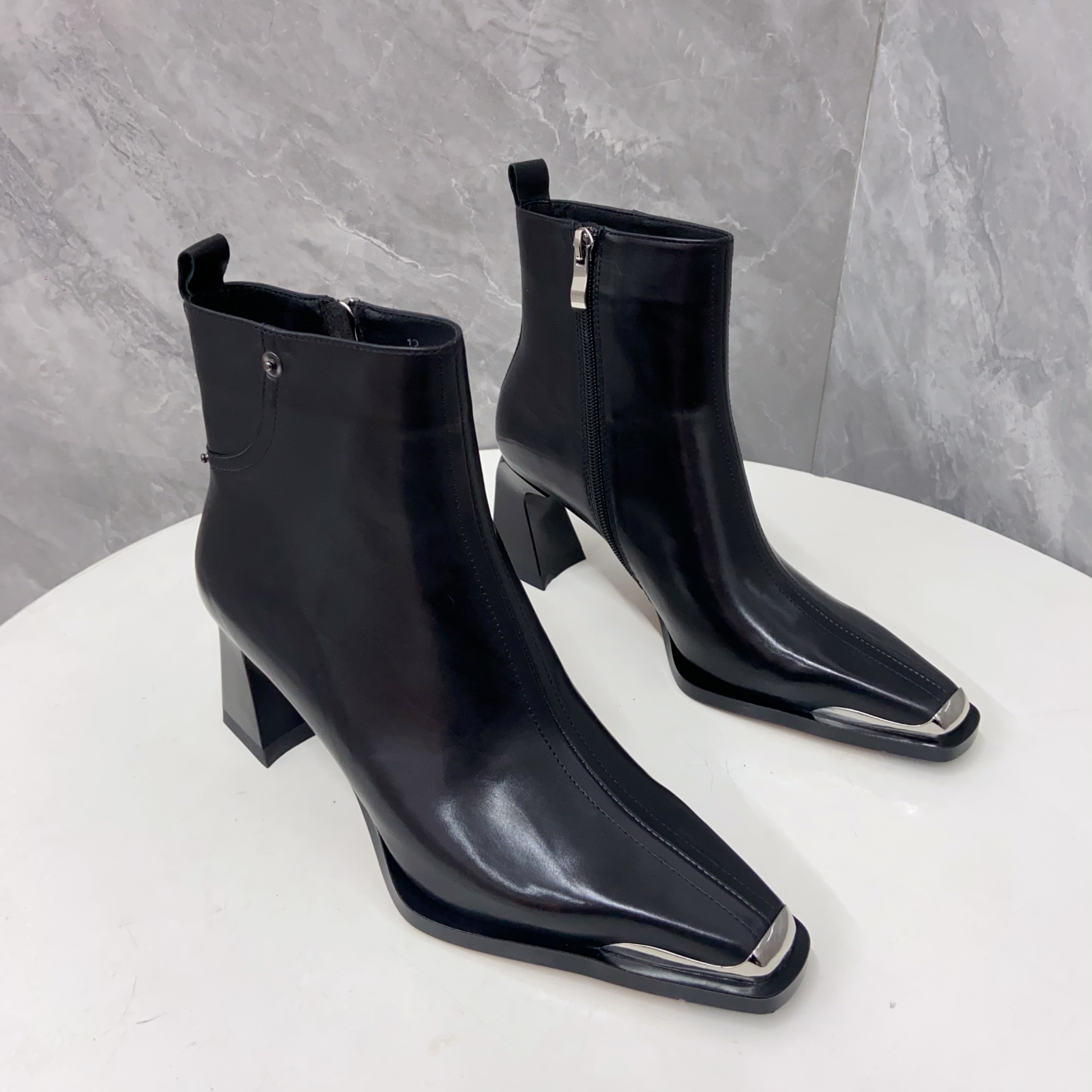 BD1011-13  黑色  时尚秋冬胎牛皮气质粗跟方头 侧拉链 时装短靴 