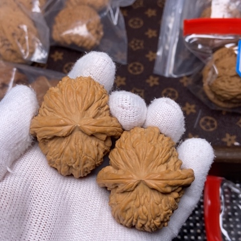 文玩核桃把件行**路白狮子42