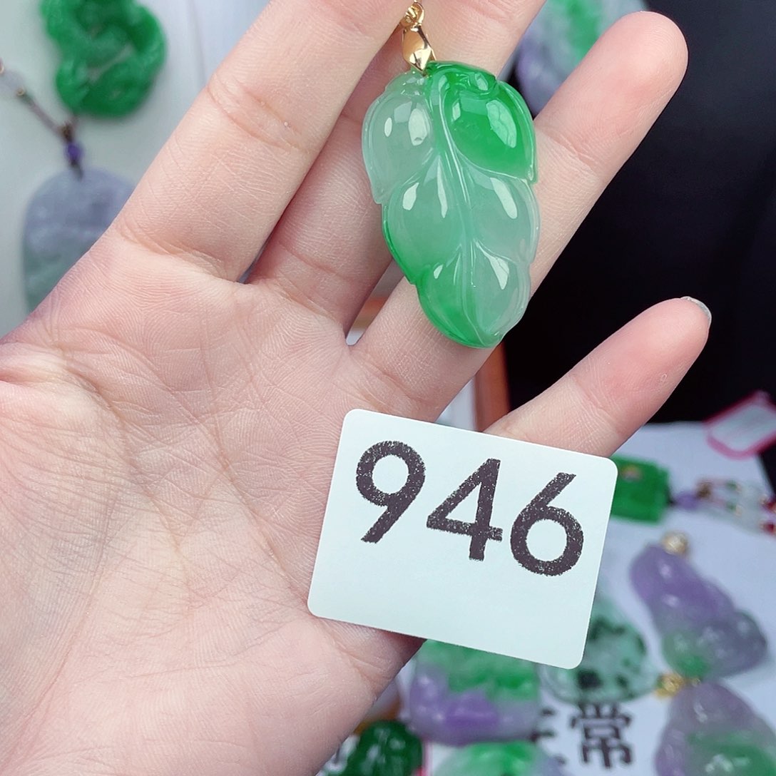 翡翠未镶嵌吊坠(赠链)