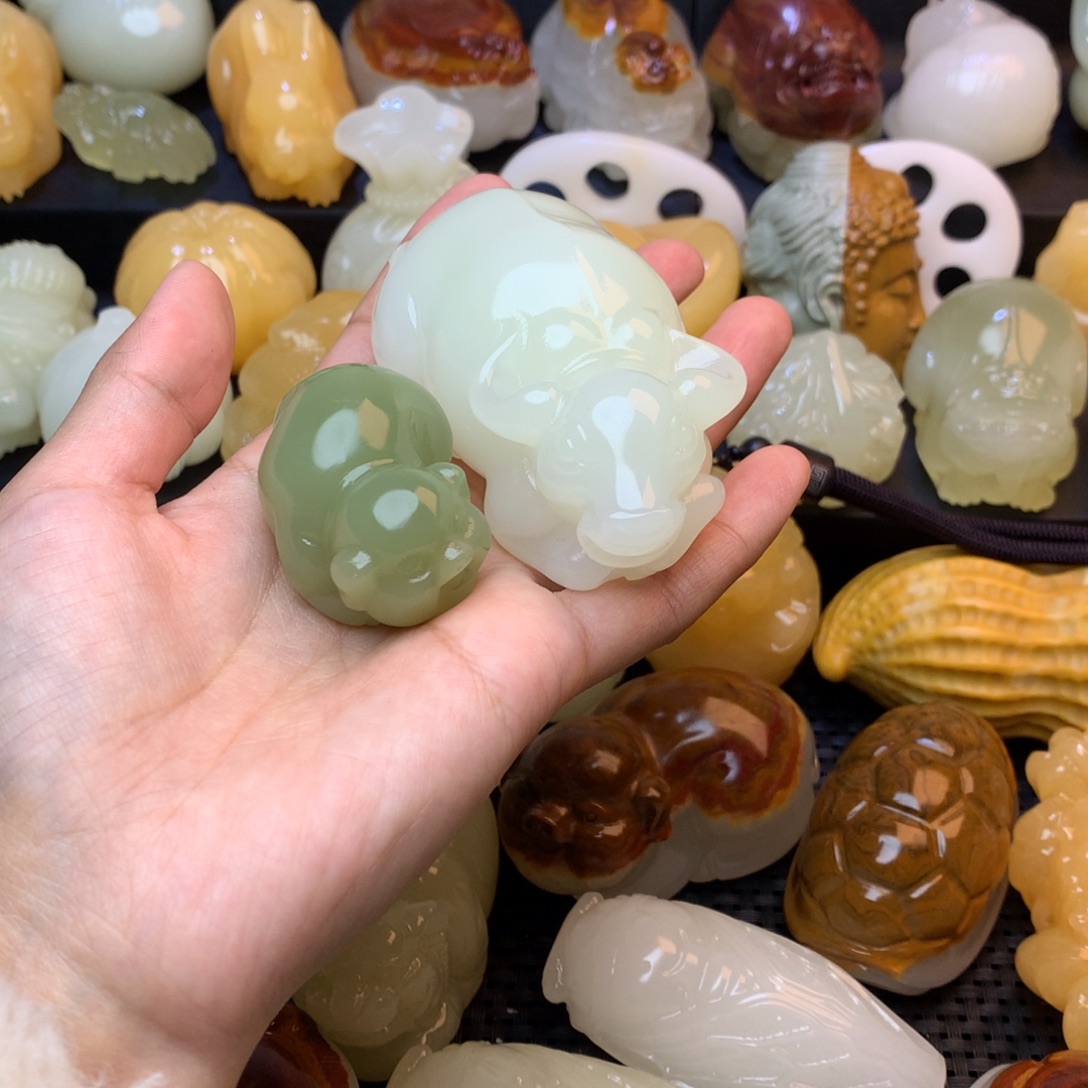 A***杜五彩石手把件牛牛和小猪