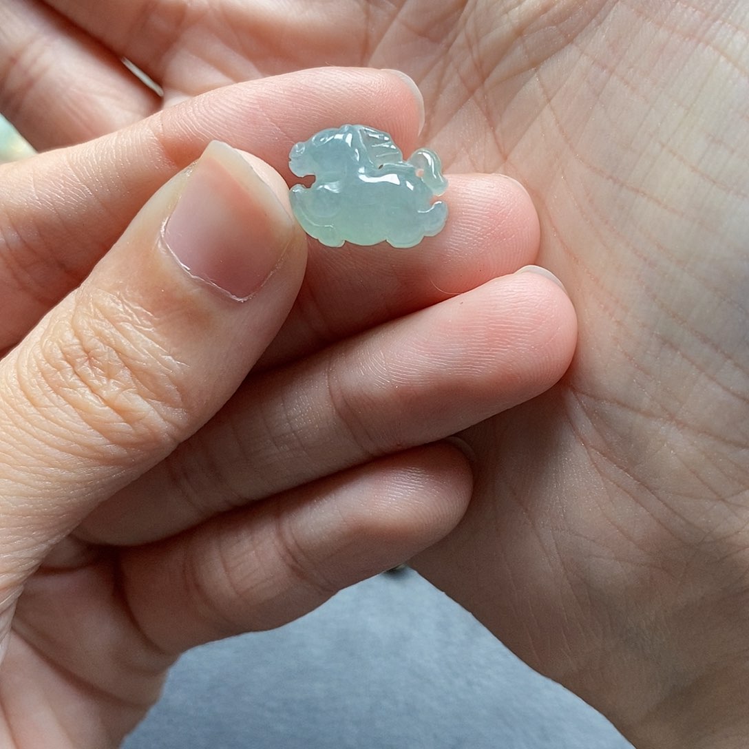 翡翠颈饰未镶嵌闪