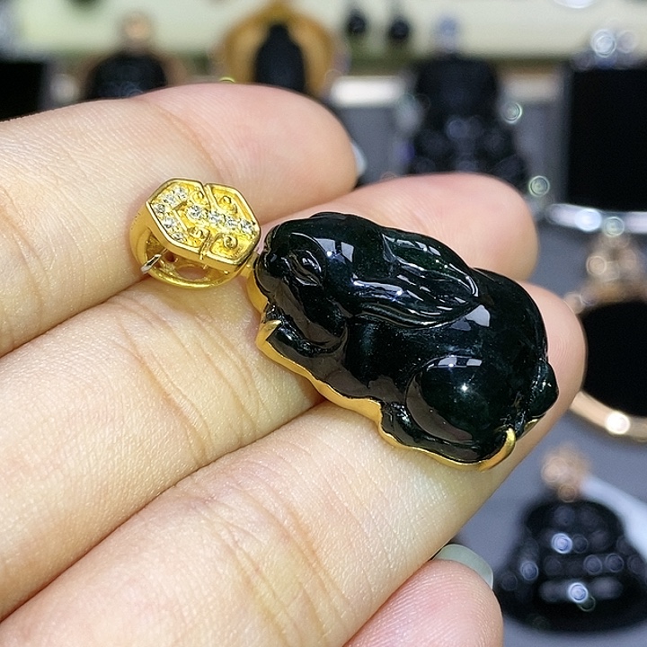 颈饰18K金镶嵌翡翠玉兔