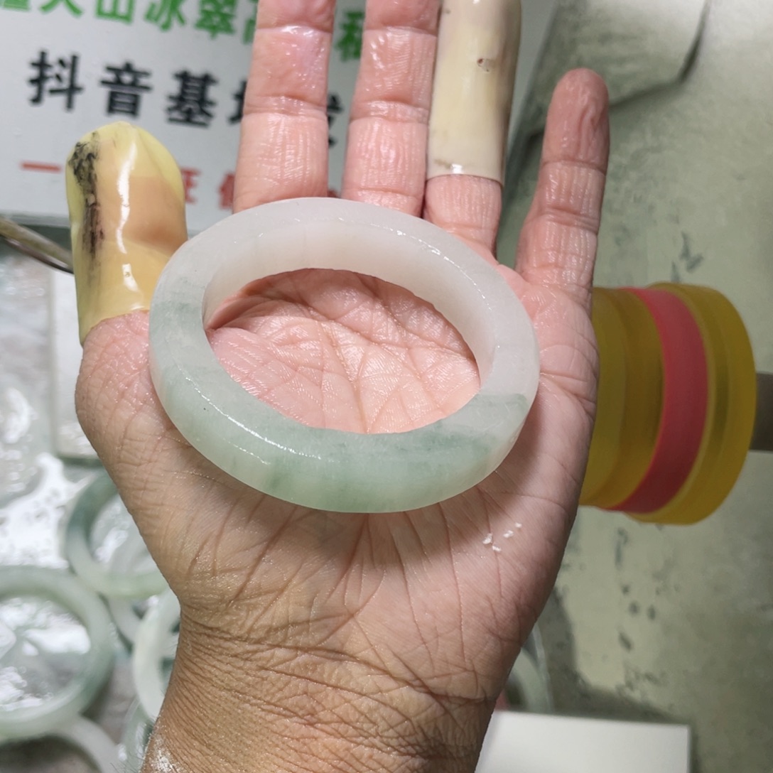 念***恩未镶嵌手镯石英质玉（天山翠）定制