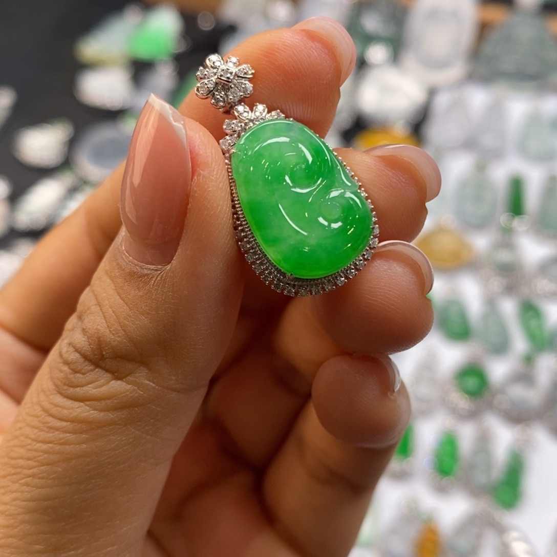 翡翠18K金镶嵌颈饰缅甸天然翡翠挂件