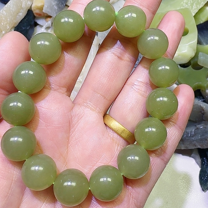 透闪石质玉未镶嵌颈饰