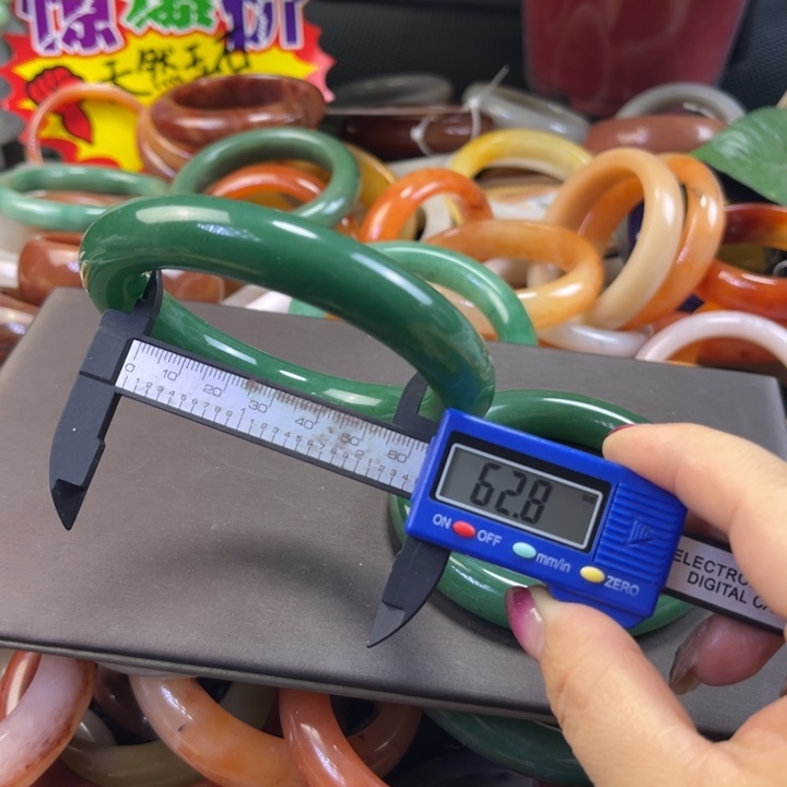 燕***子石英质玉未镶嵌手镯