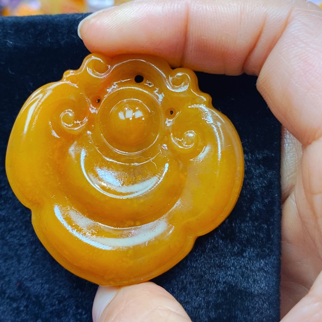 未镶嵌石英质玉（黄龙玉）颈饰