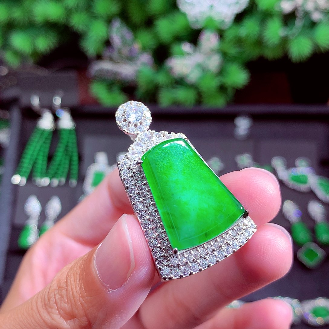 颈饰未镶嵌翡翠天然