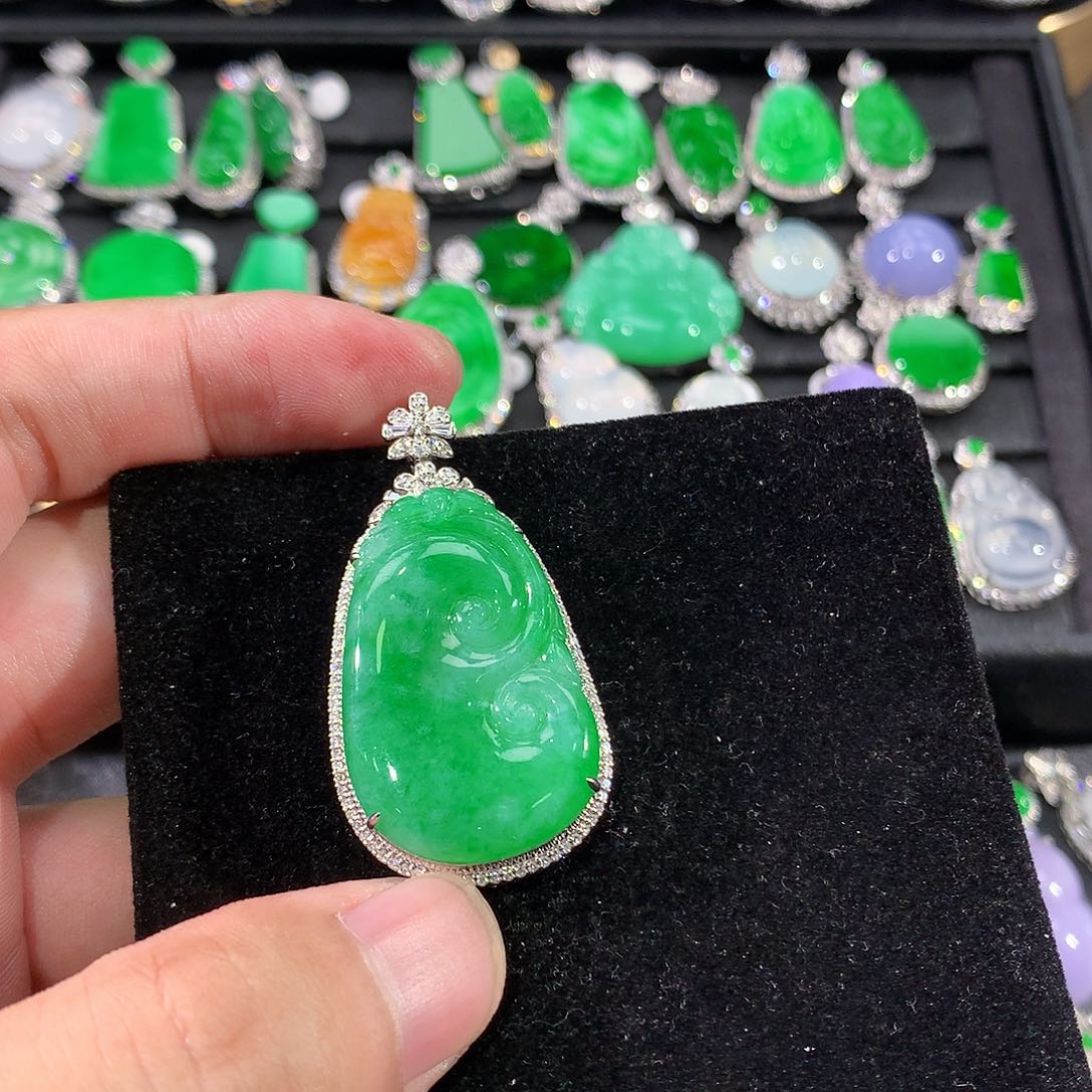 安***y翡翠18K金镶嵌颈饰