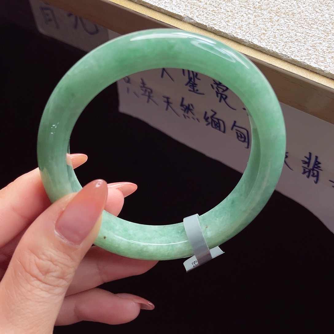 翡翠手镯未镶嵌手镯