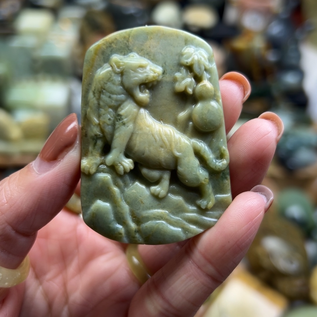 岫玉未镶嵌颈饰花玉兰老虎