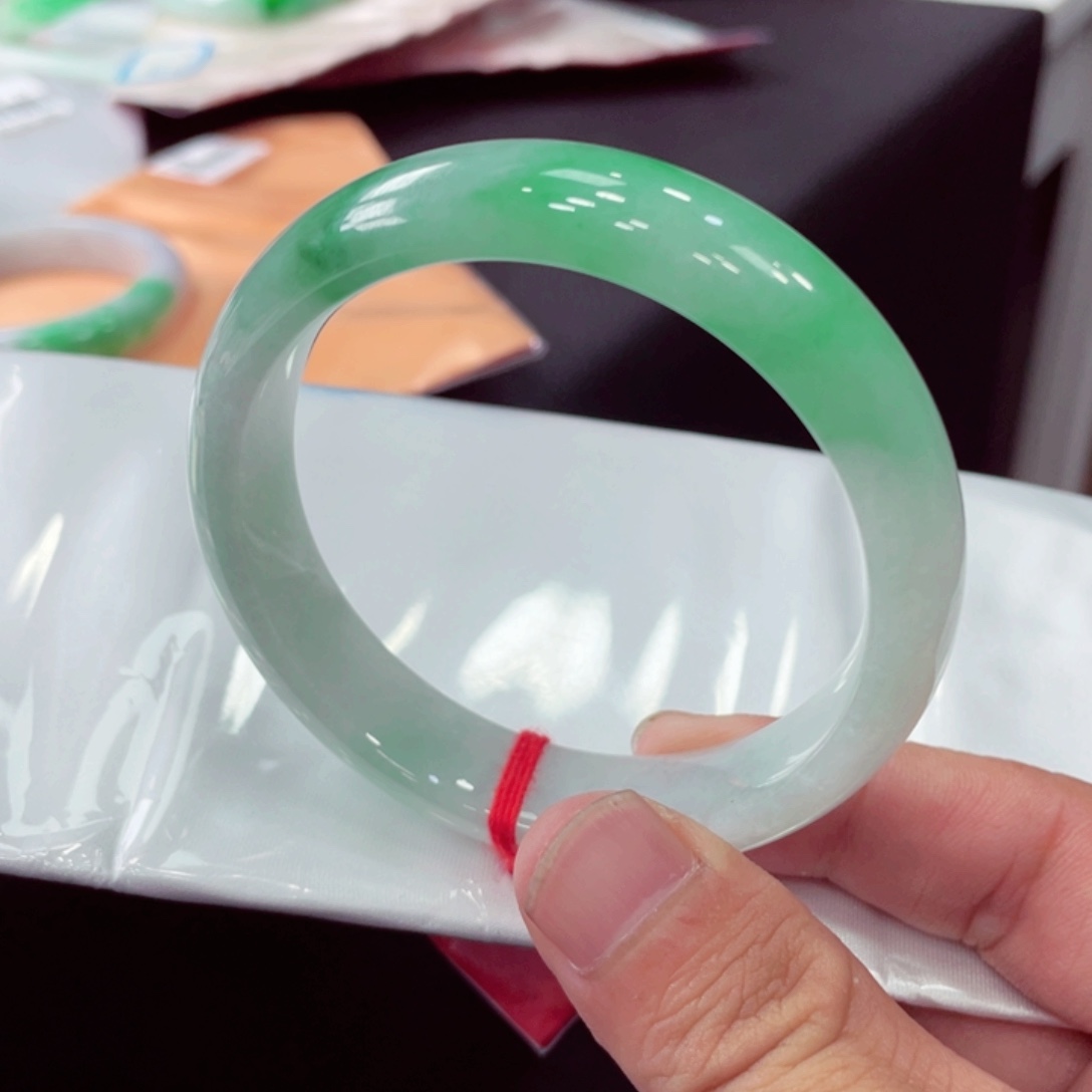 翡翠手镯未镶嵌翡翠