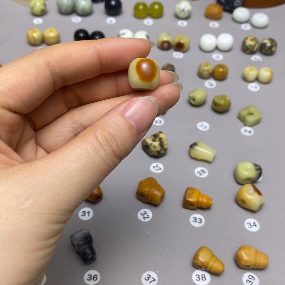 蛇纹石玉配饰合金走****路