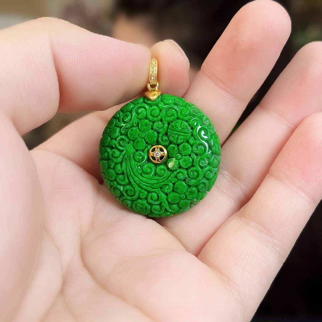 翡翠18K金镶嵌颈饰公*秋吊坠