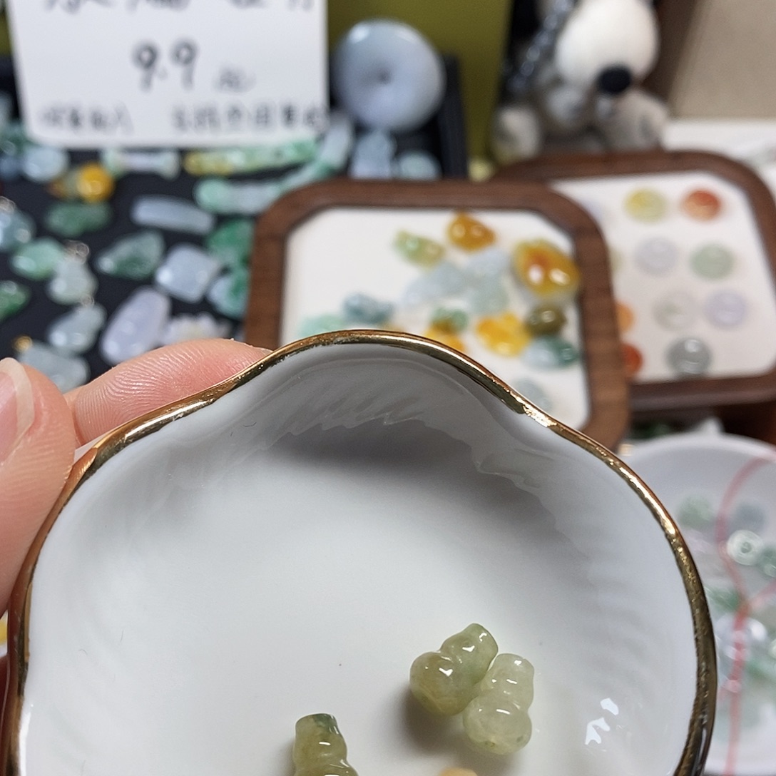 起***户翡翠未镶嵌颈饰小滴溜