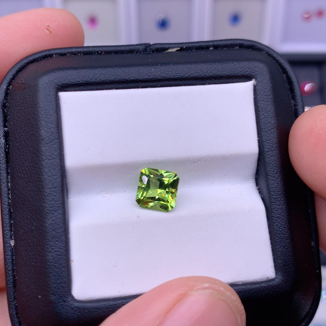 特价2克拉雷迪恩橄榄石未镶嵌