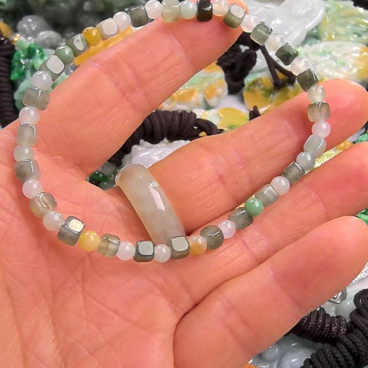 翡翠颈饰未镶嵌手串