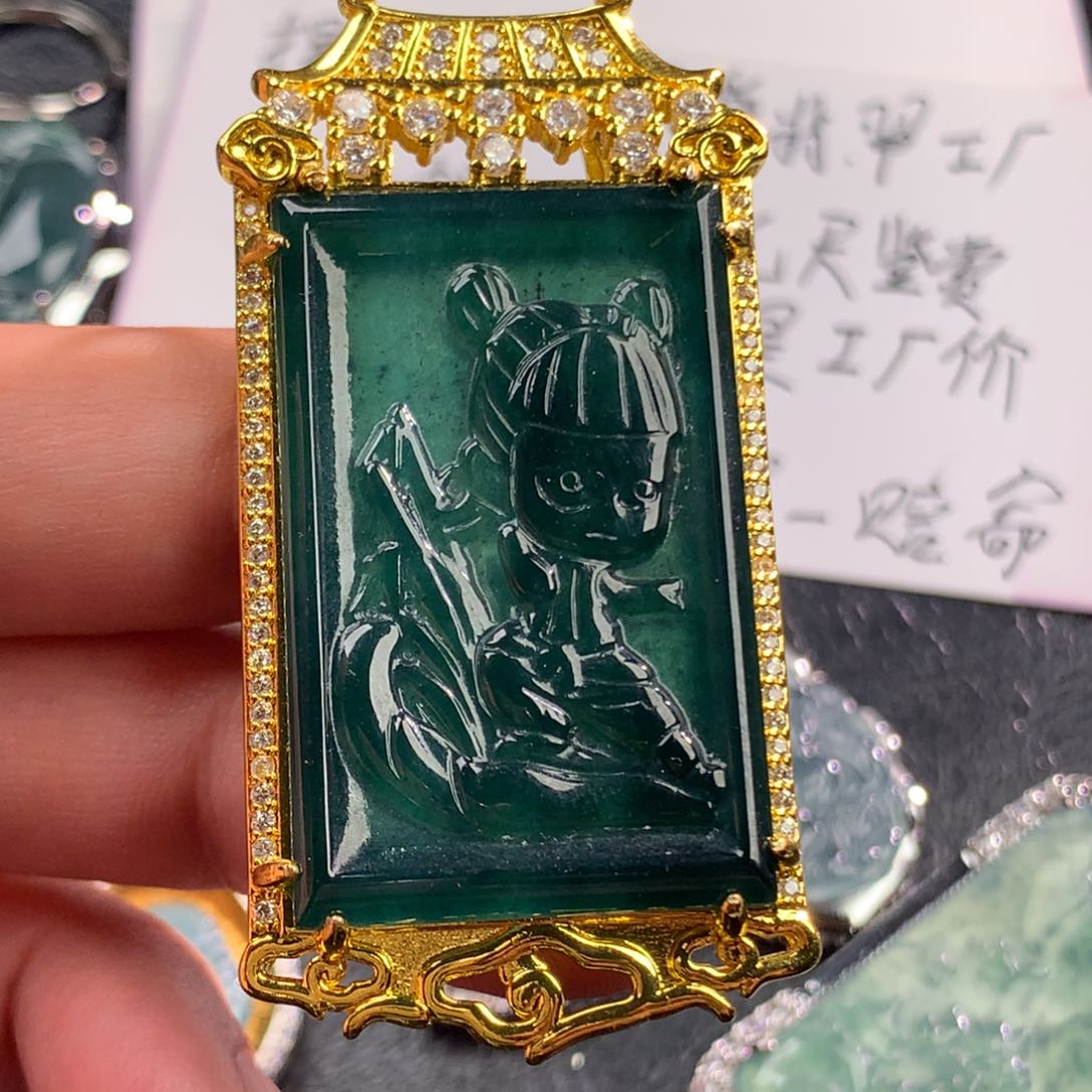 翡翠未镶嵌颈饰哪吒