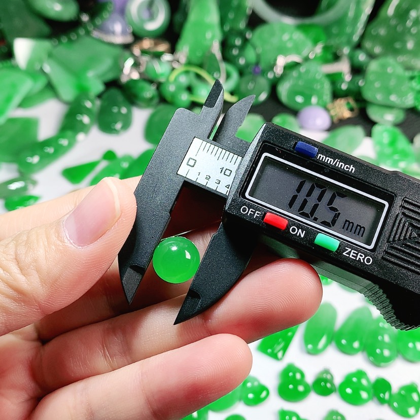 【闪购商品】翡翠颈饰未镶嵌于*醒翡翠10.5*6.0