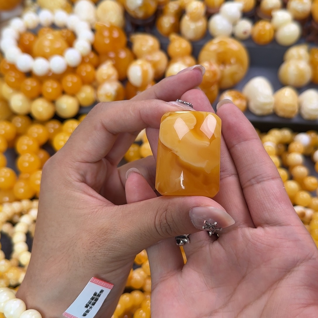 蜜蜡未镶嵌珠宝奇石