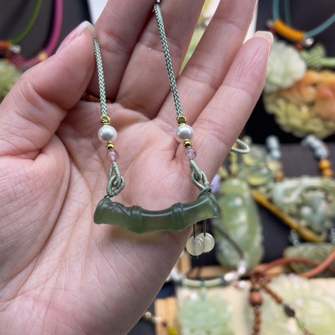 蛇纹石玉未镶嵌颈饰