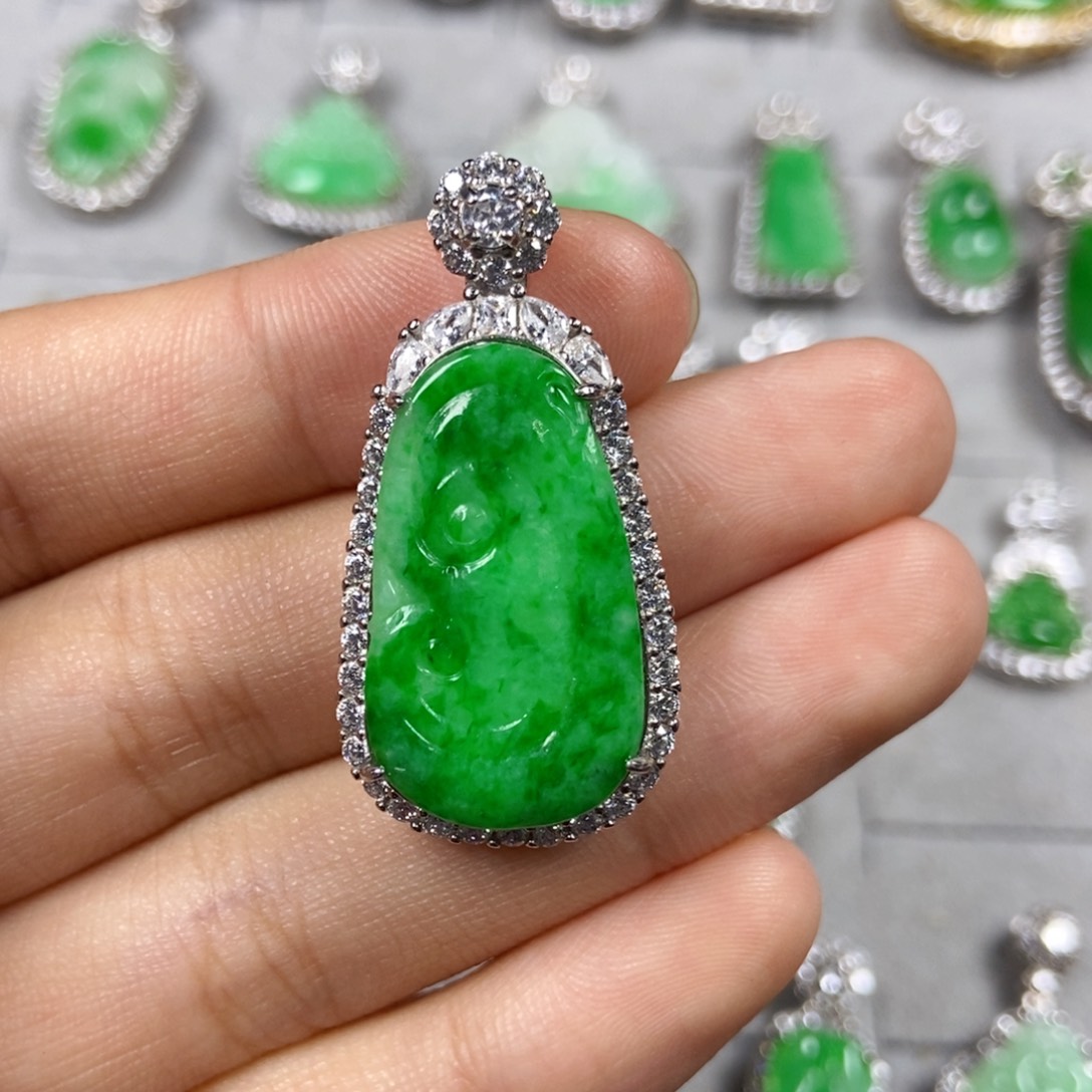 翡翠未镶嵌颈饰如意