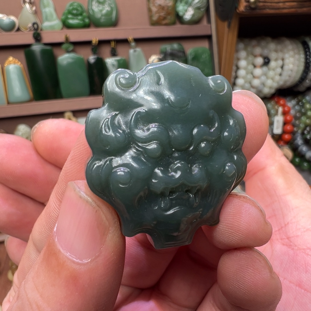 和田玉未镶嵌颈饰新疆一细色标级且末蓝糖精雕兽面红标款