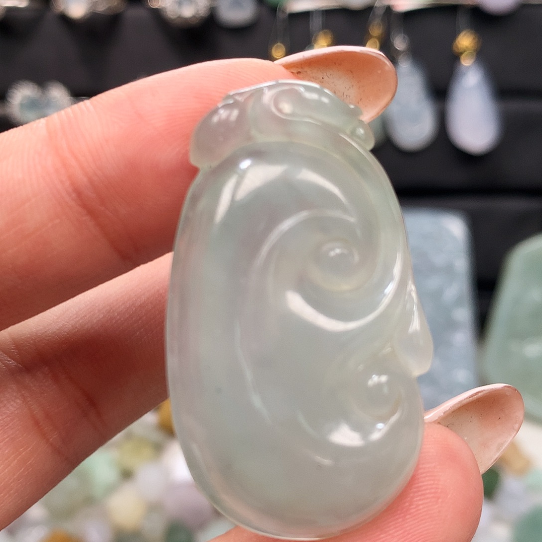 翡翠未镶嵌颈饰如意