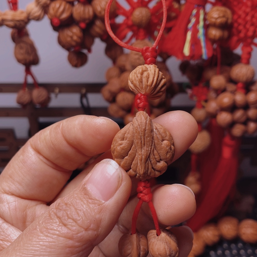 木质类龙纹桃枭挂件