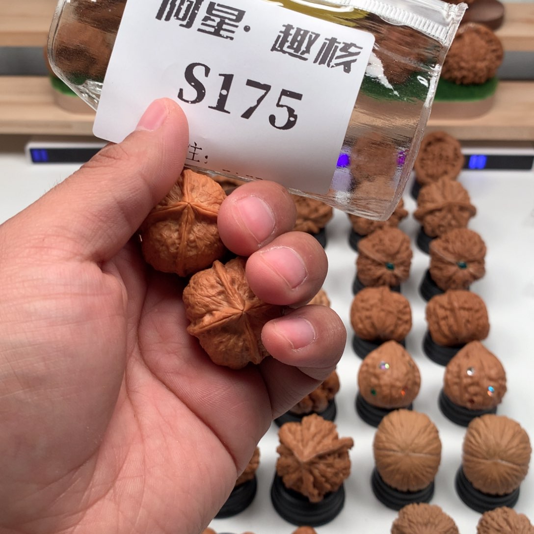 【闪购商品】文玩核桃吊坠济**六隐隐约约