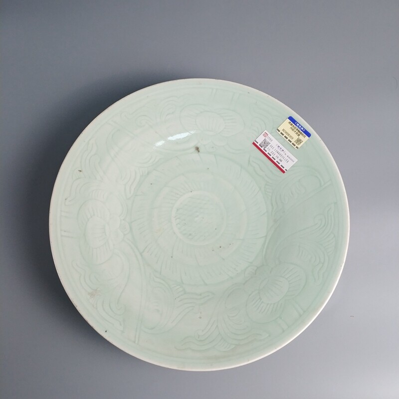 M25KE003E59 - 清道光豆青釉暗刻花卉纹大赏盘