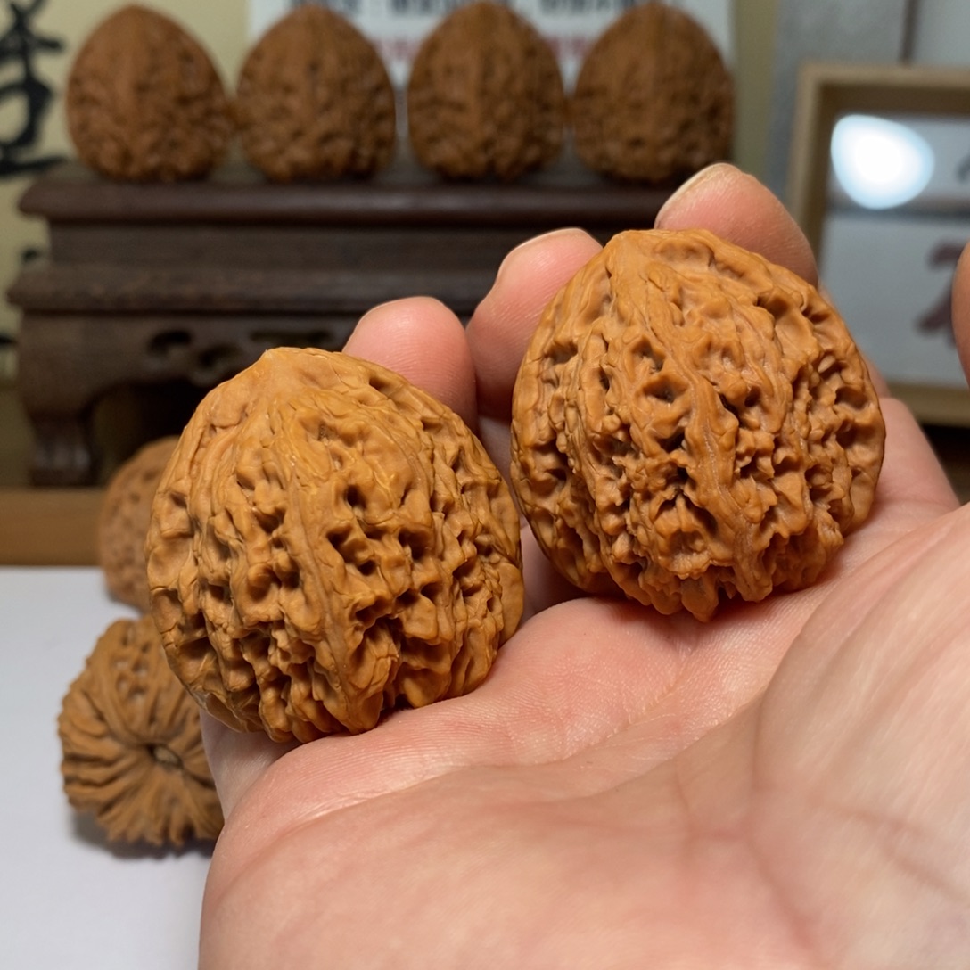 文玩核桃吊坠三角南将石39.5带黄