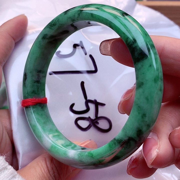 翡翠手镯未镶嵌翡翠