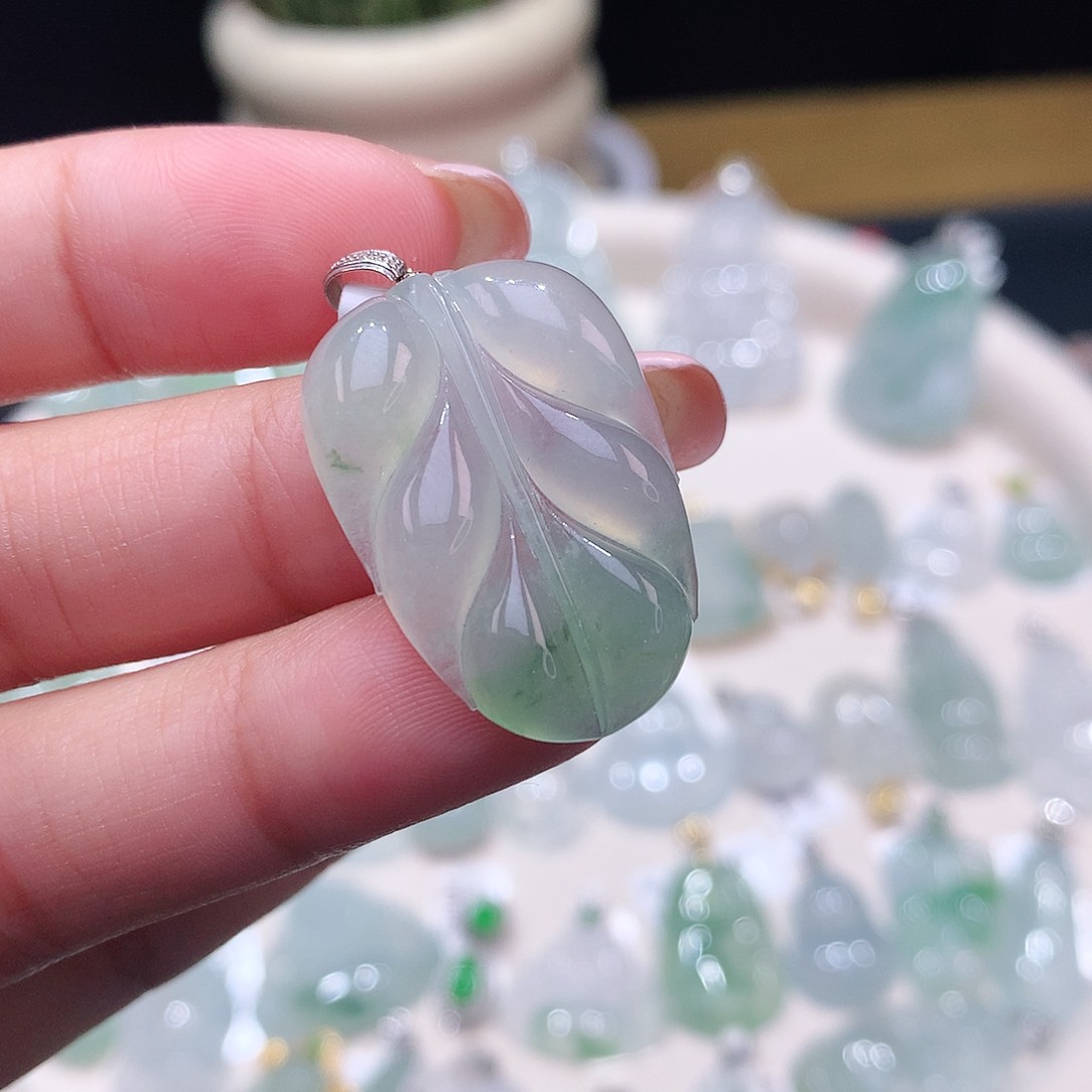 颈饰18K金镶嵌翡翠叶子