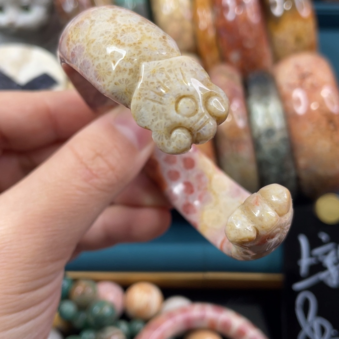 未镶嵌手镯硅化玉