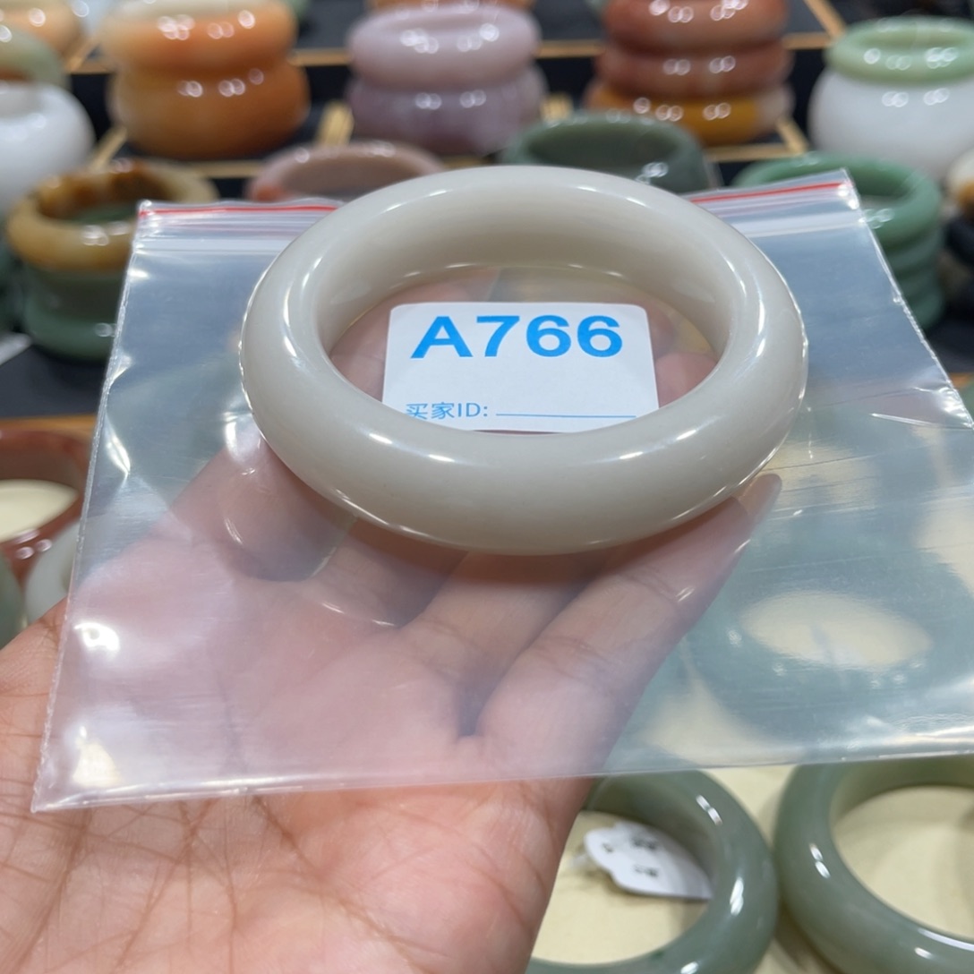 石英岩玉手镯未镶嵌小*包