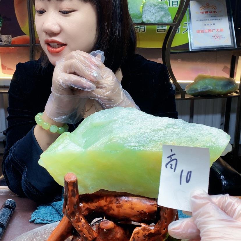 【闪购商品】未镶嵌蛇纹石玉原石南****。