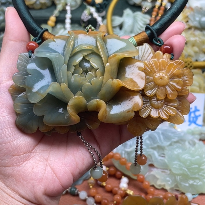 蛇纹石玉吊坠合金