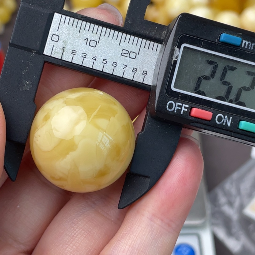 未镶嵌琥珀裸石微瑕518