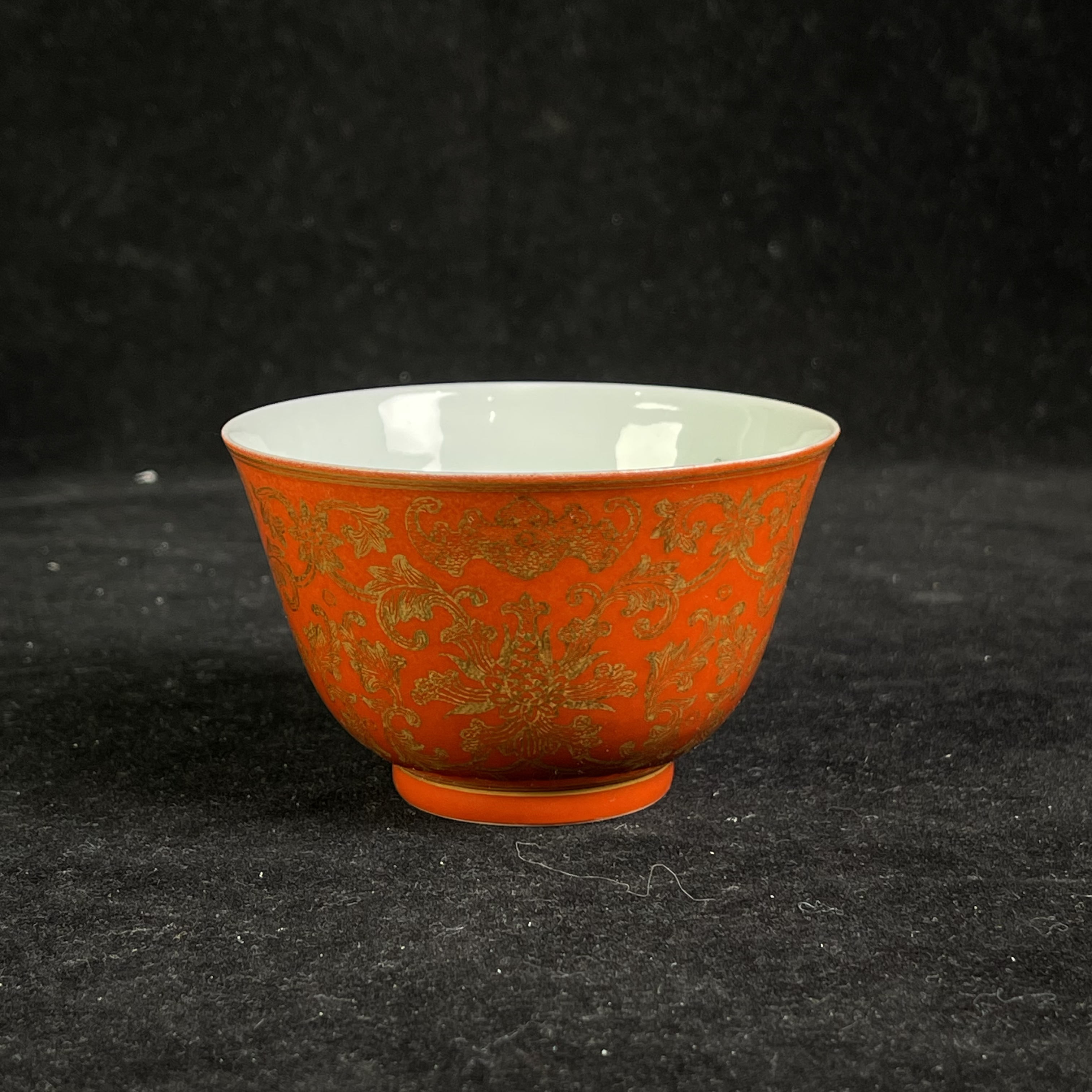 Y珊瑚红地描金缠枝西番莲纹杯