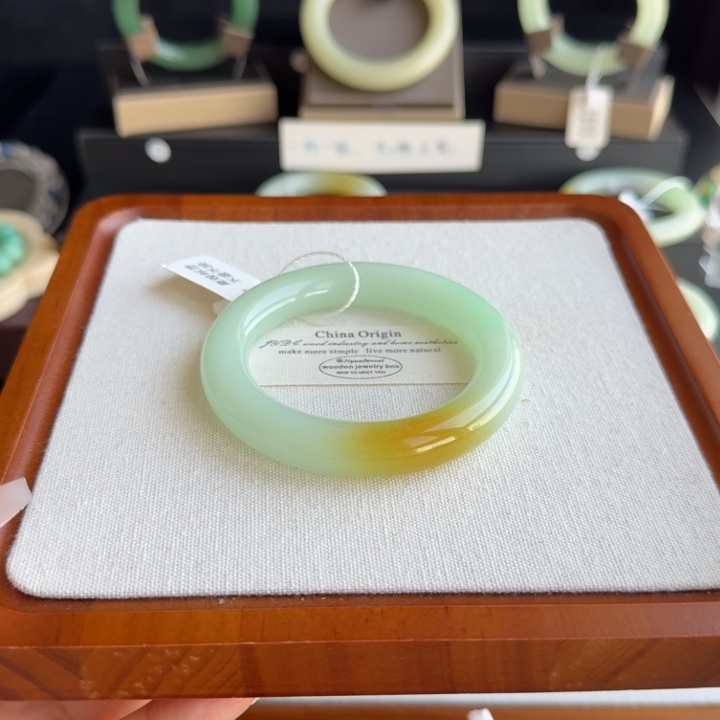 咿***呀非金属咦呀57.7开板特色胖圆俏色时尚手镯