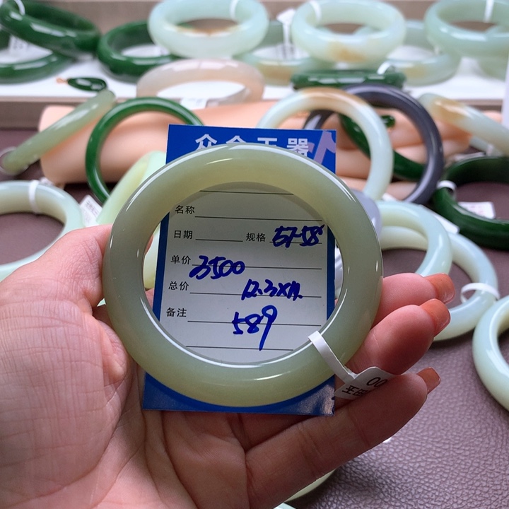 和田玉手镯未镶嵌屹**妈