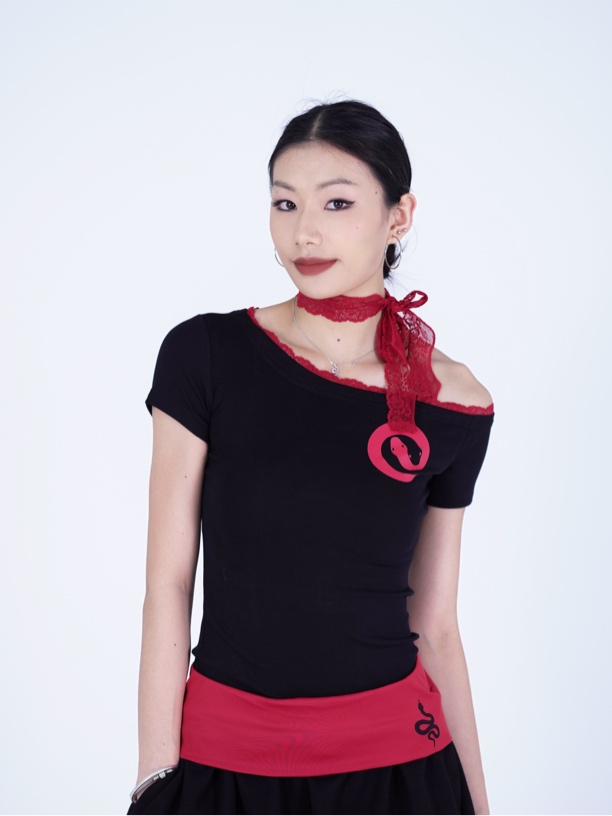 SUANS原创小蛇印花蕾丝边斜肩辣妹气质显瘦高雅显瘦透气短袖上衣