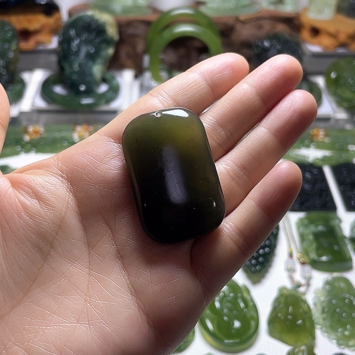 蛇纹石玉颈饰未镶嵌