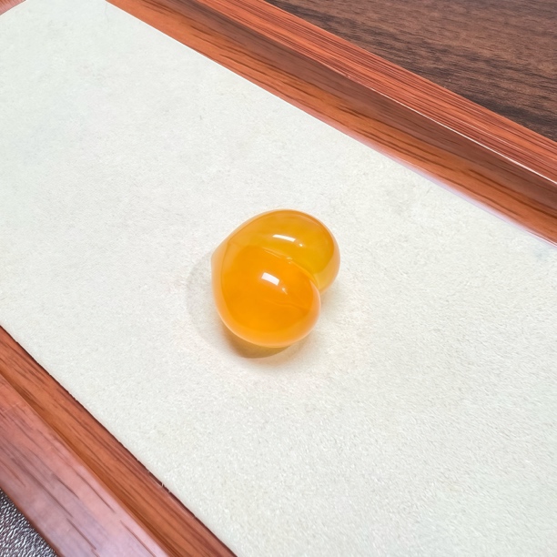 3.77克天然原矿蜜蜡屁桃，器型饱满，全品，22.7*29.5*15.3mm