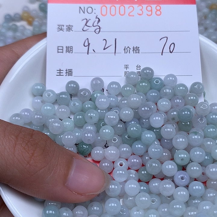 飞***鸟散珠翡翠珠子。      