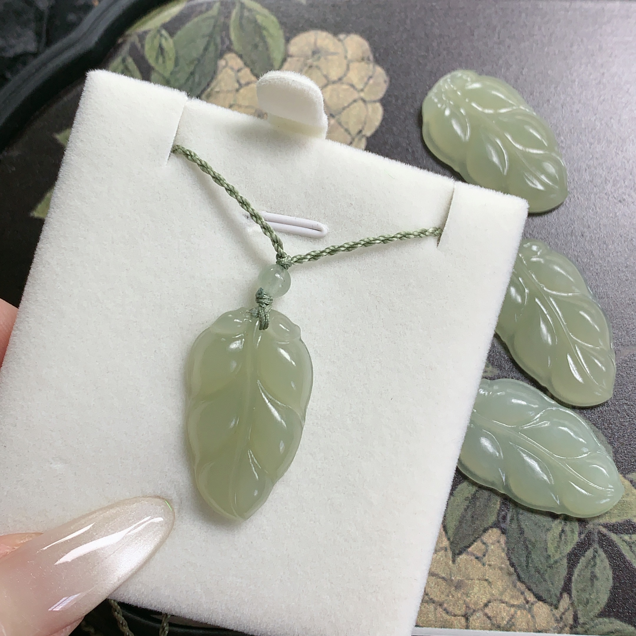 和田玉金枝玉叶温润显白尺寸18✖30✖5（颜色多样性发其一）