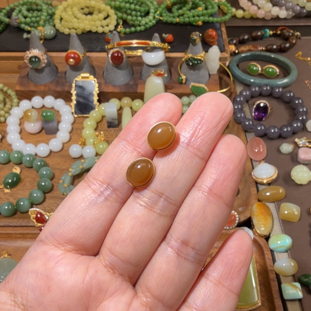 和田玉18K金镶嵌耳钉