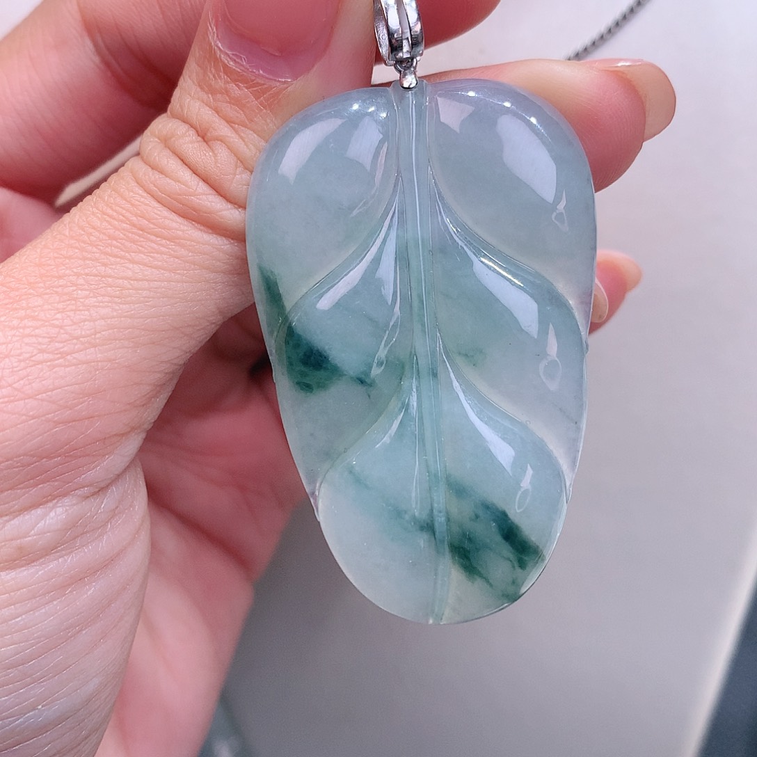 颈饰18K金镶嵌翡翠飘花大叶子